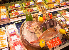 「魚光（Uo Koh）」「火間土（Ka Ma Do）」／タジマ国際貿易株式会社 求人 「切って、パックに入れて並べる」だけじゃない！見栄えも意識したお店づくりが好評のお店です。