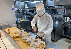 株式会社旺栄 フードサービス事業部（保育園給食・学生寮食堂） 求人 保育園も学生寮も気さくで明るいメンバーが多く楽しく働いています！スタッフ同士もみんな仲良くチームワーク抜群♪