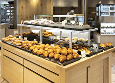 「Boulangerie et Cafe Pere et Mere（ペル・エ・メル）」、他 求人 入ってすぐのところに焼きたてパンが並んでいます。お子様向けの商品もございます。