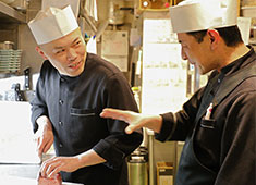 焼肉専科 肉の切り方／株式会社 明治座フードコミュニティー 求人 調理をご希望の方には、こだわりの切り方を丁寧に分かりやすくお教えします。焼肉未経験の方もご安心ください。