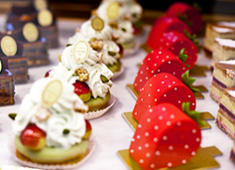 MACAROON JAPAN 株式会社 求人 マカロンだけではなく、愛らしいパティスリーも産み出しています。