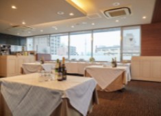 カフェ＆ダイニング　イリス～Iris～ 求人 通勤が楽な駅チカです！他にもシフトの予定が立てやすいので、ご家族をお持ちの方や長く働ける環境をお探しの方にピッタリ