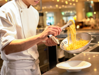 XEX（ゼックス）、PIZZA SALVATORE CUOMO（ピッツァサルヴァトーレクオモ）、ほか／株式会社ワイズテーブルコーポレーション（東証スタンダード上場） 求人 ピッツァだけでなく、パスタやグリル料理など、専門的なイタリア料理の技術・知識が身につきます！