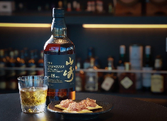 お酒の美術館 ひばりヶ丘店 求人 席は11席。カウンター越しの提供のみなのでお客様一人一人と正面から向き合い丁寧に接客していただけます。