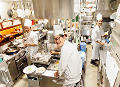 『ワイン食堂 旅する子ブタ』／株式会社ティー・ユー・ビーアソシエイツ 求人 スタンダード（未経験者）→チーフ（経験者）→スーシェフ→シェフor店長…と、キャリアフローも明確に提示しています！