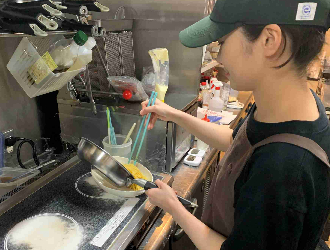 株式会社旺栄（フードサービス事業部） 求人 女性スタッフも活躍中！気さくで明るいメンバーが多く楽しく働いています。スタッフ同士もみんな仲良くチームワーク抜群♪