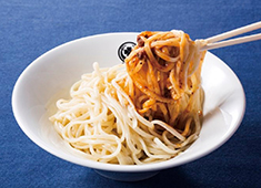株式会社イタリアンイノベーションクッチーナ 求人 名物・日本一おいしいミートソース！麺の喉越しや香りにこだわり、のっけ麺スタイルでソースはあえて下に隠しています。