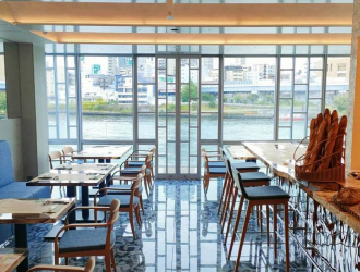 Farm To Me Sugar Factory ／ 株式会社ナピネス（大東製糖グループ） 求人 1棟建ての自社ビル施設！1Fはベーカリー、2Fはラボ。3Fレストランでは川を眺めながらゆっくりと食事が楽しめます♪