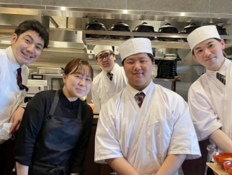 株式会社NATOMICS（ナトミックス） 求人 和食とはいえ、堅苦しい雰囲気ではありません！経験の浅い方も学びながら、日々の仕事を楽しめる環境です。