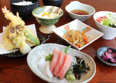 野天湯元湯快爽快「湯けむり横丁」・おおみや・ 求人 一品一品が手作りだからこそ、料理人とって満足できる環境なのは間違いなし。