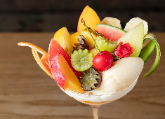 「MIZUNOBU FRUIT PARLOR」／株式会社 水信ブルックス 求人 ▲パティシエのセンスが光る、複雑な味わいのパフェ