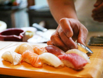 株式会社 魚金（うおきん） 求人 和食・居酒屋だけでなく、寿司経験者も大歓迎です。鮨を楽しめるお店もこれから新規出店予定あり！