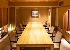 日本酒・和食処 神田木花（本店）／木花別邸 つぼみ／木花 はなれ／株式会社木花 求人 【木花別邸 つぼみ】1日1組限定。都会にいながら非日常を感じられる隠れた名店。完全予約制だからこその働きやすさが有