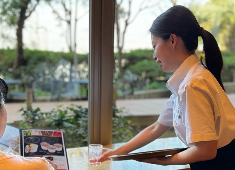 SPA&HOTEL舞浜ユーラシア／株式会社武蔵野 求人 若手スタッフが中心となり、明るく元気な接客をしています♪ベテランソムリエも在籍しており、ワインの知識も学べます◎