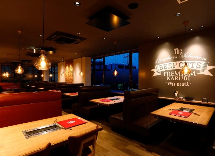 株式会社神戸物産（東証プライム上場企業） 求人 女性の来店比率が高いのが「プレミアムカルビ」の特徴です。新しい焼肉マーケットを開拓しています。