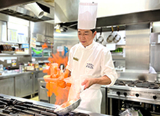SPA&HOTEL舞浜ユーラシア／株式会社武蔵野 求人 厨房内では和洋中様々な料理を作っています。幅広い知識が身に付くのはもちろん、経験業態問わずにスキルが活かせます！