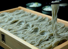 越後料理とへぎそば 匠 求人 へぎそばとは、新潟県魚沼地方発祥の蕎麦で、へぎ（片木）と呼ばれる器に盛り付けて食べることから名付けられました。