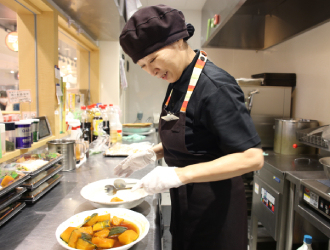 株式会社マコト／ゑびす Daikoku 求人 セントラルキッチンでの仕込みや調理をしっかりと活用しています。効率よく働ける仕組みを作っています。