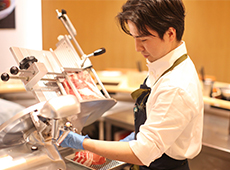 株式会社しゃぶしゃぶ松五郎 求人 スライサーを使用するので、包丁技術は不要。独自の“熟成肉”は、オーダーが入ってからお客様の目の前でスライスします。