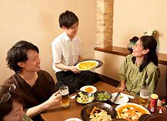 スカイスパ YOKOHAMA【Refresh Dining KOO】 求人 リフレッシュ後のお客様とのコミュニケーションも楽しさの一つ。