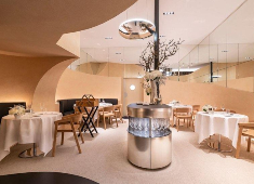 Restaurant Ōrtensia／SE&TE 求人 パリ店内。料理だけではなく、空間づくり・インテリア・皿選びにいたるまでこだわっています。本店でも随時募集中！