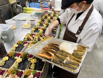 和食 伊豆の旬 やんも 求人 仕出し弁当の販売メンバーも同時募集中！土日休みの働きやすい環境です。