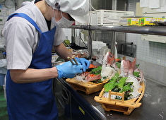 平成医療福祉グループ 求人 ある日の仕事風景。厨房で丸々一匹のお魚をさばいているので新鮮な料理を提供することができています！