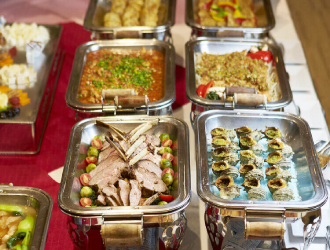 味工房スイセン 求人 【ケータリング料理】スポーツイベントや企業向けのパーティーなど、会場を彩る多彩な料理を作ります。