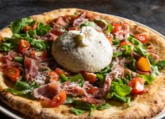 Pizza 4P's Tokyo 求人 世界の食文化を繋げるオリジナルピザや、サステナブルな食材で作る日本独自のメニューなどをご用意。