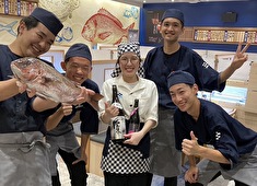 『南房総 やまと寿司』『海鮮居酒屋 やまでん丸』『房総の駅とみうら』／ヤマトサカナ株式会社　※飲食事業部採用本部 求人 上質な食材を扱う機会も多く、日々の営業もスタッフ同士で協力しながら働ける職場だから、営業の中で成長できる職場です！