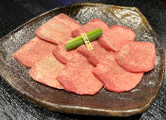 「焼肉 ますみ(仮)」／ 株式会社クリエイティブアルファ（新業態立ち上げ準備室） 求人 焼肉店の中でも珍しい「生タン塩」。一般的に冷凍で流通される牛タンを、当店は生で仕入れます！※写真はイメージです。