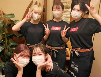 株式会社エモーション 求人 年齢を問わず、幅広いメンバーが活躍しています！飲食経験が浅い方も大歓迎です。