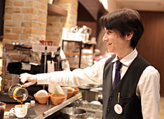 株式会社 高倉町珈琲 求人 チームのリーダーとなって店舗を運営していくマネジメントに興味のある方大歓迎！2～3年後を目安に店長を目指せます。