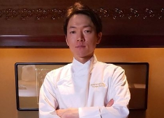 株式会社 日山（WAGYU 日山／すき焼割烹 日山） 求人 国内のみならずパリでも豊富な経験を持つシェフの小西智也。その繊細で独創的な料理は、お客さまに感動をもたらしています