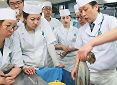 東京すしアカデミー株式会社 求人 英語による外国人むけのコースで英語の通訳ができるアシスタント講師も同時募集中です。