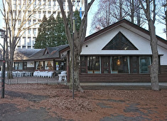 『ふうりゅう東海大店』（東海大学 湘南キャンパス内学生食堂）／新生ビルテクノ株式会社 求人 実際のログハウス画像がコチラ！活気のある雰囲気で美味しい料理を提供しています。