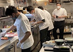 「焼肉台所家 渋谷本店」「焼肉寿亭（じゅてい）」「焼肉台所家 三軒茶屋店」／株式会社 燦 求人 手づくりメニューが充実しているので、調理スキル(包丁の基礎から肉のさばき方）など調理全般の習得が可能！