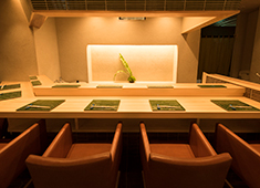 有限会社 SLBカンパニー 求人 カウンターある店舗はお客様の反応がダイレクトに感じることができるからこそ面白いです。