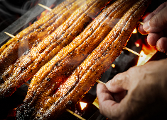 「鰻家元禄」他／魚家株式会社 求人 お客様との距離が近い“まごころ”のこもったおもてなしができます。幅広い層のお客様で賑わう活気あるお店を展開中！