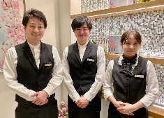 「BLUE BRICK LOUNGE」「KITCHEN LABO CONNECT YOYOGI」他／  株式会社食楽宝庫 求人 「BLUE BRICK LOUNGE」では、現在ホールスタッフをはじめ、パティシエ・キッチンスタッフを募集中！