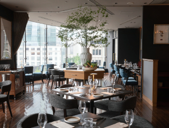 BURDIGALA 丸ノ内　～the restaurant～　／株式会社トリコロール・ホスピタリティ・イノベーション 求人 立地柄、様々なシーンで活用いただくので、カジュアル～ビジネス、ウェディングまで幅広い接客が経験できます。