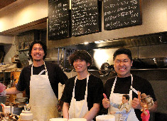 Äta（アタ）／Värmen（バーマン）etc.／株式会社Varmen 求人 各店舗が特色を活かしながらも鮮度抜群の魚介＆ワインを堪能でき、都心にいながら非日常を感じられる空間を演出しています