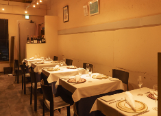 『trattoria bar Carina carina』『CASTELLINA』『PIATTI CASTELLINA』etc.／株式会社カステリーナ 求人 幅広い年齢層のスタッフが活躍する職場となり、質問があれば気軽に相談できる雰囲気の良さも働きやすさのひとつです！