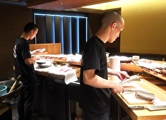 鮨 りんだ 求人 仕込み中も笑顔を絶やさず、コミュニケーションを取りながら行えるから、ピリついた雰囲気などはございませんよ！