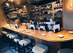 佐藤商店／闇市／まほろば酒場 他／株式会社 一歩。 求人 「〇〇じゃないとダメ！」といった堅苦しいルールは無いので良い意味でのびのびと働いていただける勤務環境も魅力の1つ！