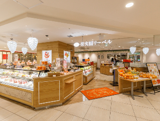 「APOLLON FRUIT GARDEN」「果実園リーベル 新越谷VARIE店」／アポロホールディング 株式会社 求人 「果実園リーベル」は駅直結の駅ビル内で通勤も便利♪大きなショーケースに手作りのフルーツケーキ等を多数並べて販売中。
