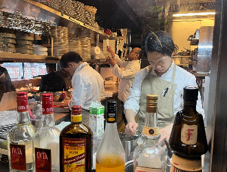BURDIGALA MARUNOUCHI The Restaurant（ブルディガラ マルノウチ ザ レストラン） 求人 若手からベテランまで多彩なメンバーが在籍しています！人間関係もフラットなので、安心して働けます。