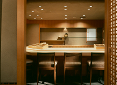 株式会社 トータルウェル／高級江戸前鮨店 求人 カウンターメインの当店。ダイレクトにお客様の反応を感じることができます。