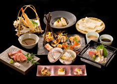 株式会社花山うどん／『出汁会席料理 隠れ花山』『五代目 花山うどん』　※新規出店事業部 求人 ココでしか食べられない！そんな人気メニューも一緒に作っていきましょう！