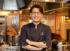 株式会社花山うどん／『出汁会席料理 隠れ花山』『五代目 花山うどん』　※新規出店事業部 求人 「そもそもやってることが全然老舗っぽくない…(笑)」なんて笑う社員がいるほど、自由度の高い会社なんです！